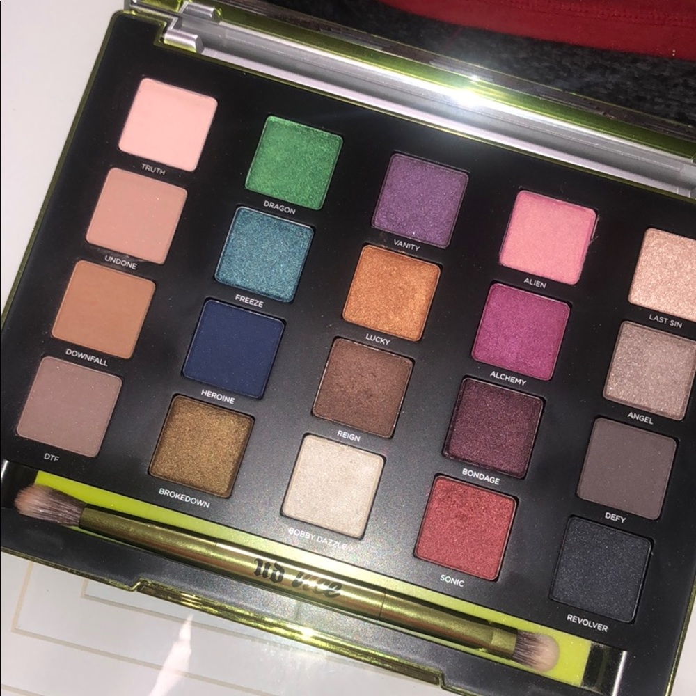 Urban decay palette only swatched one color !